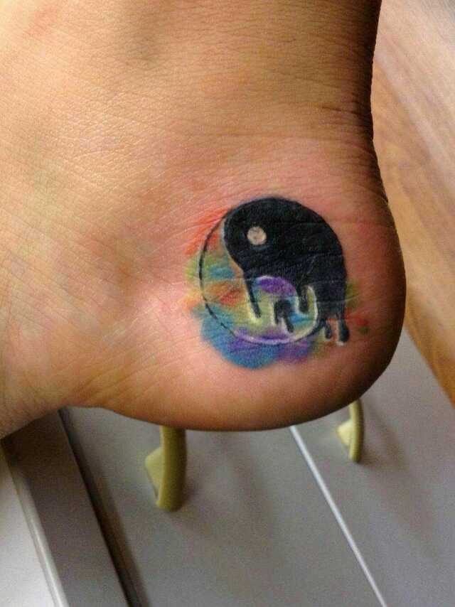 Yinyang on own feet